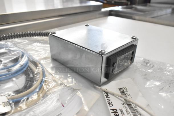 Brand new scratch and dent Delfield control box, model 000-282-00HB-S. Includes wiring kit, slight cosmetic imperfections.