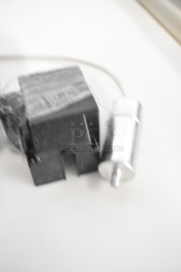 Brand new Cubigel NUT70NR compressor, 115-127 volts, 1 phase. Minor scratches and dents. Make: Choice.