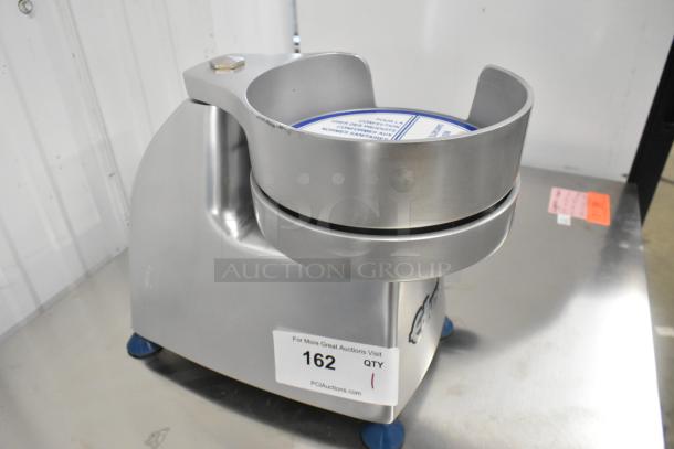 Brand new Edlund EBP-700 hamburger patty press, 1 lb. capacity, 7" size. Stainless steel, scratch and dent condition.