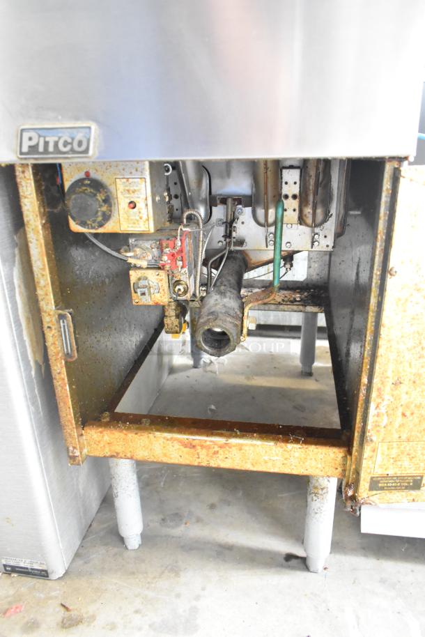 Pitco Frialator SG14 stainless steel deep fat fryer, natural gas, 110,000 BTU, includes 3 metal fry baskets, visible wear.