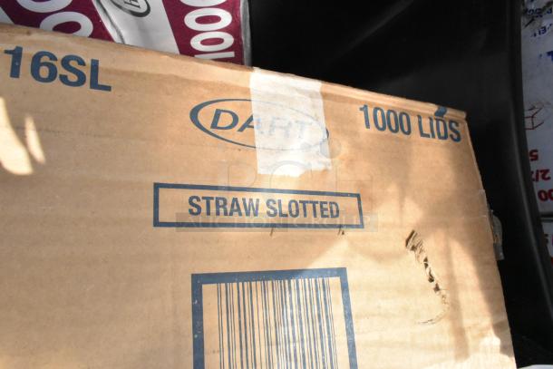 Box of 1000 Dart straw slotted lids, brand new with slight box damage. Includes barcode and manufacturer details.