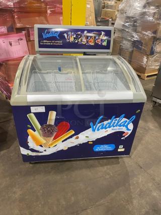 Excelente! 2018! Late Model! ON Casters!Commercial Curved Top Ice Cream/Frozen Yogurt Merchandiser Chest Freezer! With Double Sliding Glass Top! With Poly Coated Wire Baskets! Model: CF-289! 115V! On Casters! - Item #1197113