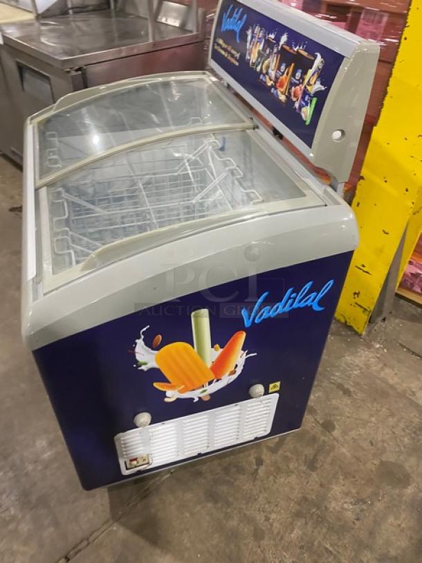 Excelente 2018 CF-289 commercial chest freezer, curved top, double sliding glass, wire baskets, on casters, 115V.