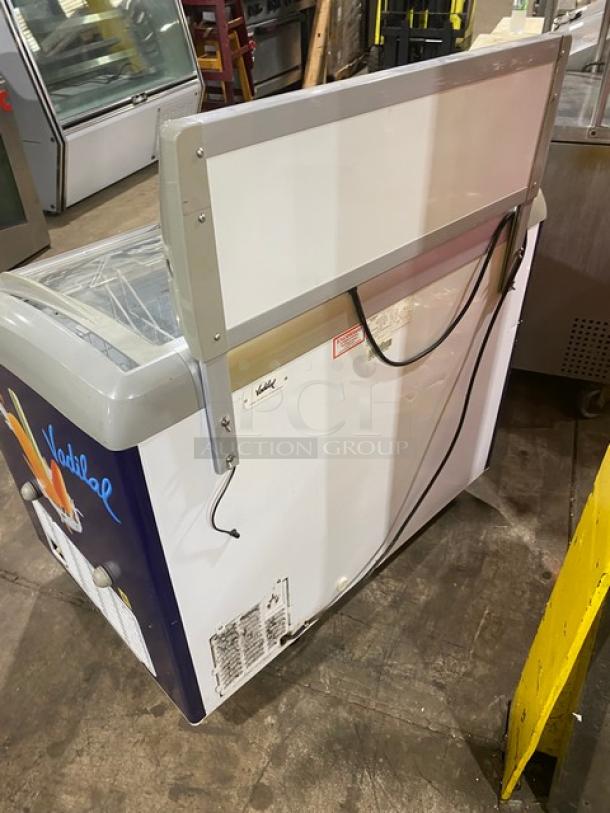 Excelente CF289 curved top ice cream merchandiser, 2018 model. Features sliding glass top, wire baskets, on casters, 115V, commercial use.