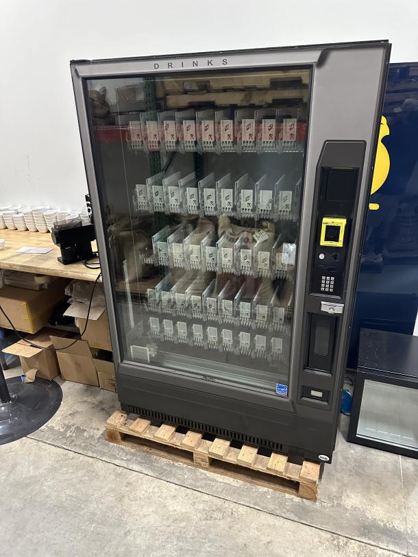 Sanden Vendo drink vending machine, model GF9ART00012. Tested, working, 8.0 A, 115 V. Serial 1468258.
