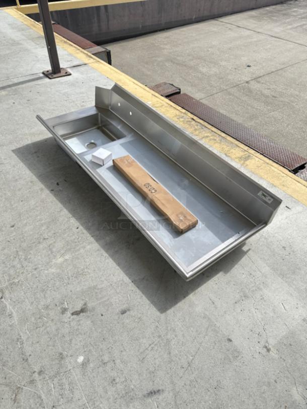 Regency 16 Gauge 7' Soiled Dish Table, right drainboard, new with scratches and dents, model 600DDTS384RT.