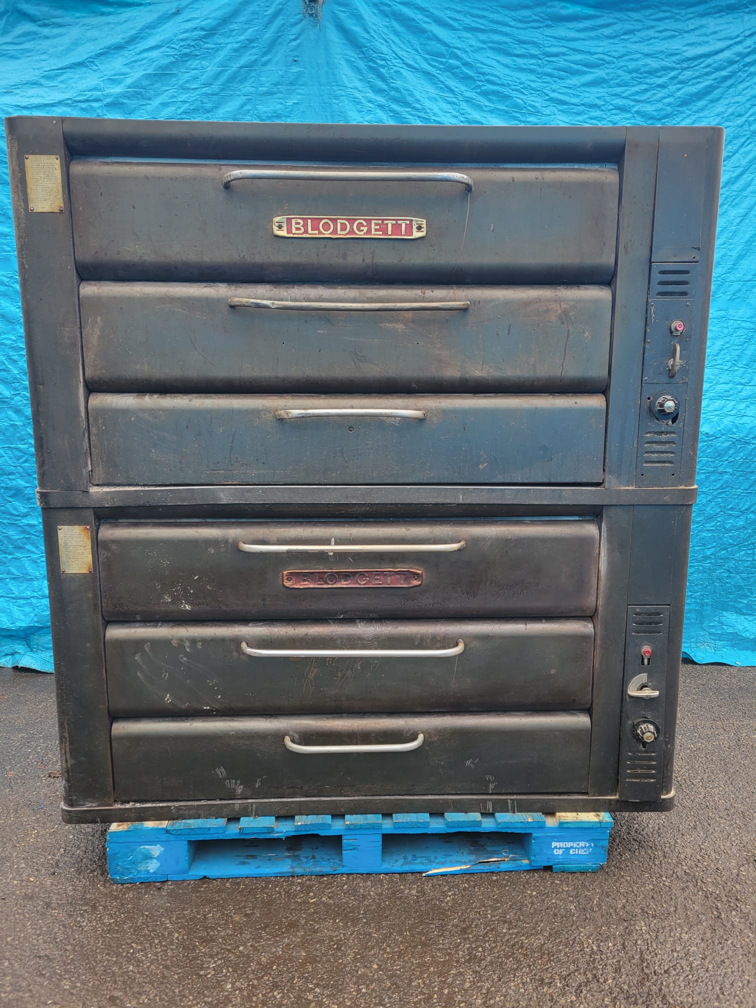 Double stacked Blodgett deck ovens requiring separation for installation