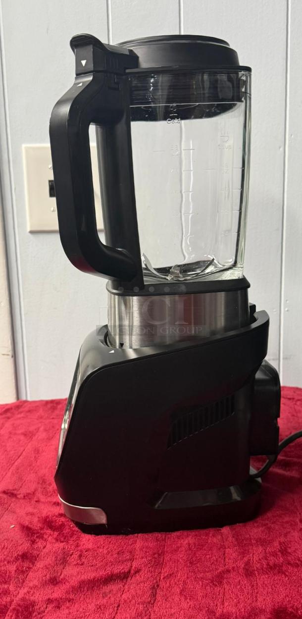 Ninja HB-152 blender, 1400 watts, 64 oz nonstick glass pitcher, black. Excellent condition for soups and smoothies.