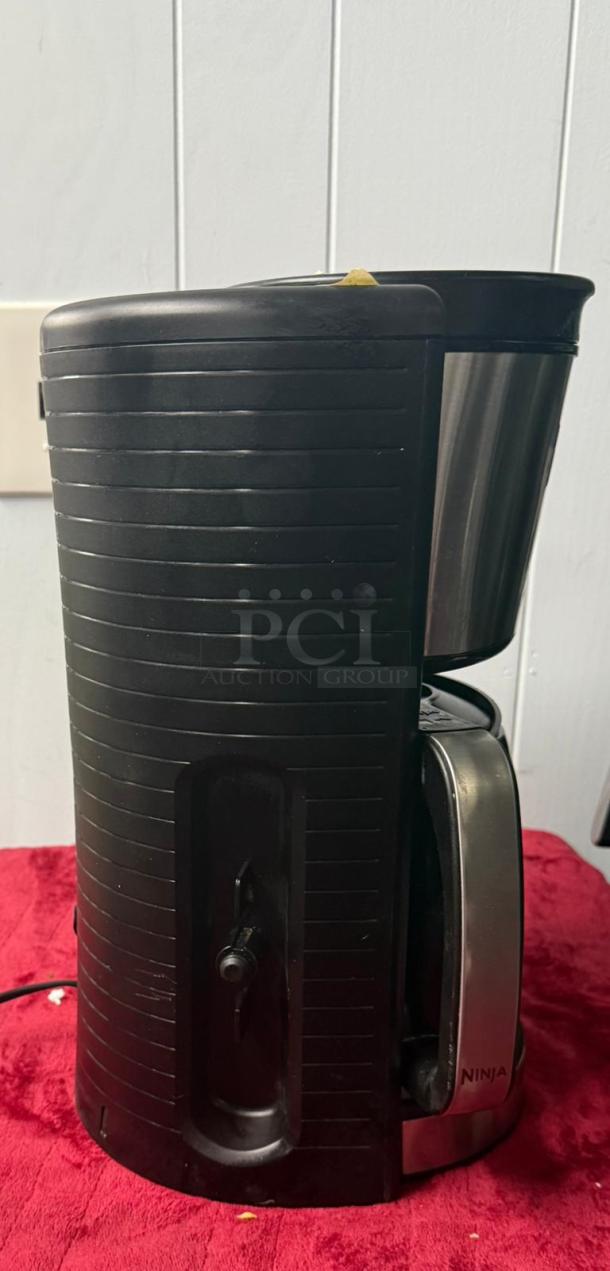 Ninja CE251 12-cup coffee maker, stainless steel and black, 1100W, with glass carafe and permanent filter, visible logo.