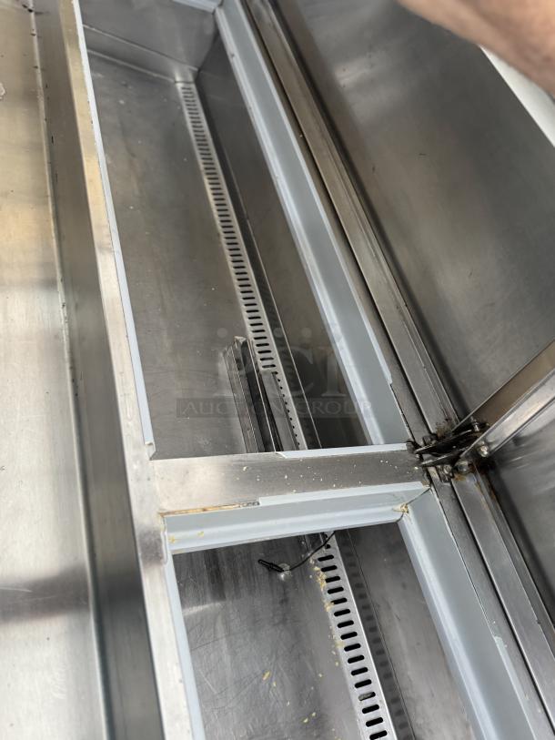 Refrigerated pizza prep table in steel, tested and working, with spacious interior and sturdy construction.