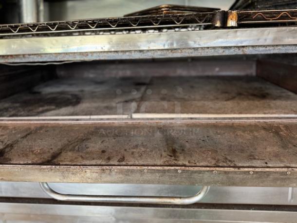 Bakers Pride pizza oven, stainless steel interior, heat-stained stone base, metal handle, used condition, ideal for pizzeria.