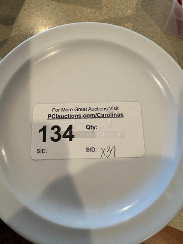 G.E.T white ceramic plate, auction item with label "134, Qty: 37". Smooth surface, good condition, ideal for dining.