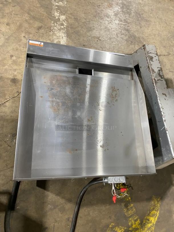 Commercial stainless steel 24" flat griddle, Standard Range SREG24, with thermostatic controls. Scratch-n-dent condition.