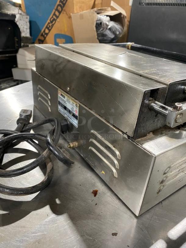 Winco EPG-1 stainless steel panini grill with grooved grates, electric, countertop model, 120V, used condition.
