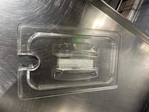 Cambro Camwear Series clear polycarbonate ¼-size notched food pan lid, Model 40CWCHN135, brand new condition.