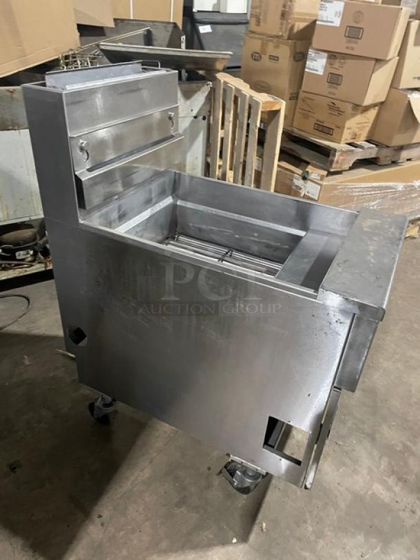 Pitco Solstice Supreme SSH75 75 lb. fryer, stainless steel, natural gas, Energy Star, with backsplash, basket hanger, on casters.
