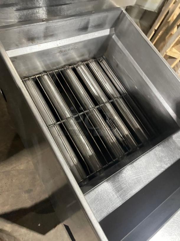 Pitco Solstice Supreme Series stainless steel 75 lb. deep fat fryer, Model SSH75. Features natural gas power, Energy Star certified, comes with a backsplash and basket hanger, on casters, and 115V. Serial number G18CB091288. Working condition.