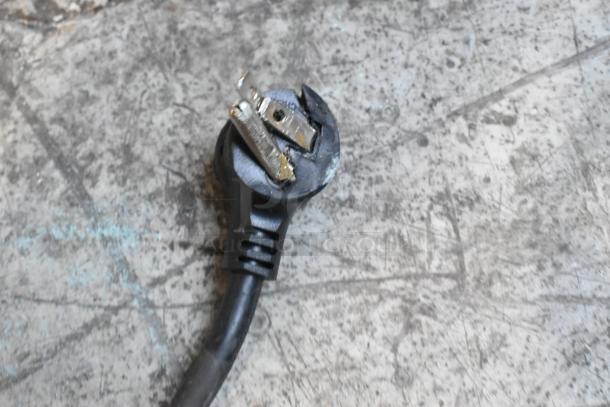 Damaged power plug with bent prongs for True TSCI-600R-G-PH cooler. Needs replacement or repair.