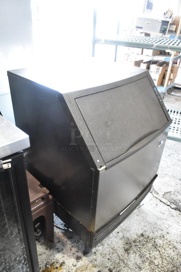 Manitowoc UY09190A-161B stainless steel ice machine, 115V, 1 phase, commercial use, self-contained, fair condition.