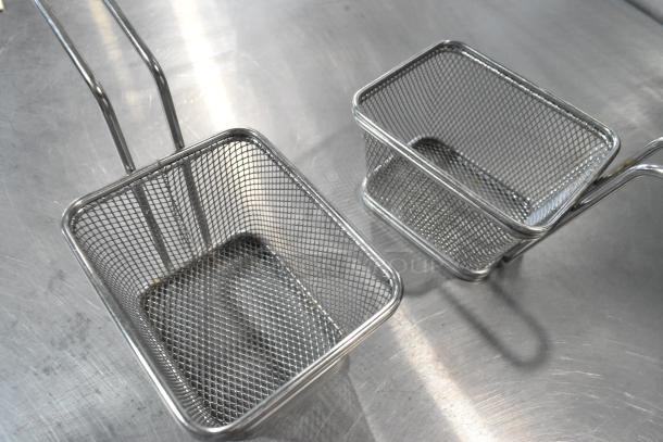 90 metal mini baskets with handles, mesh design, perfect condition, sold in bulk. Ideal for serving or organizing items.