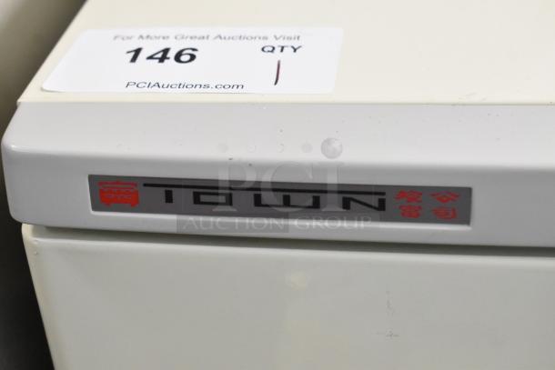 Brand new Town 28502 Two Compartment Waterless Oshibori Towel Steamer. 160 towel capacity, 120 volts, minor scratches.