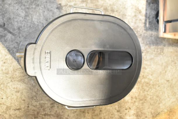Bunn TDO-5 5 Gallon Iced Tea Dispenser, brew-through lid, scratch and dent, top view showing brand logo.