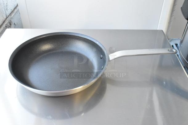 6 brand new Vigor 473ALFP10EPH 10" aluminum fry pans with non-stick Eclipse coating and plated handle, scratch and dent.