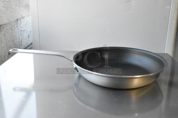 Vigor 10" Aluminum Fry Pan, Model 473ALFP10EPH, with Non-Stick Eclipse Coating, Plated Handle, Brand New Condition.