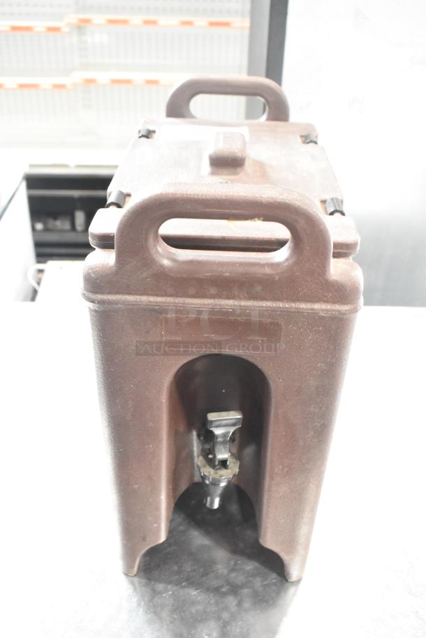 BRAND NEW Cambro brown poly beverage holder, scratch and dent. Features include a handle and dispenser spout. Ideal for events.