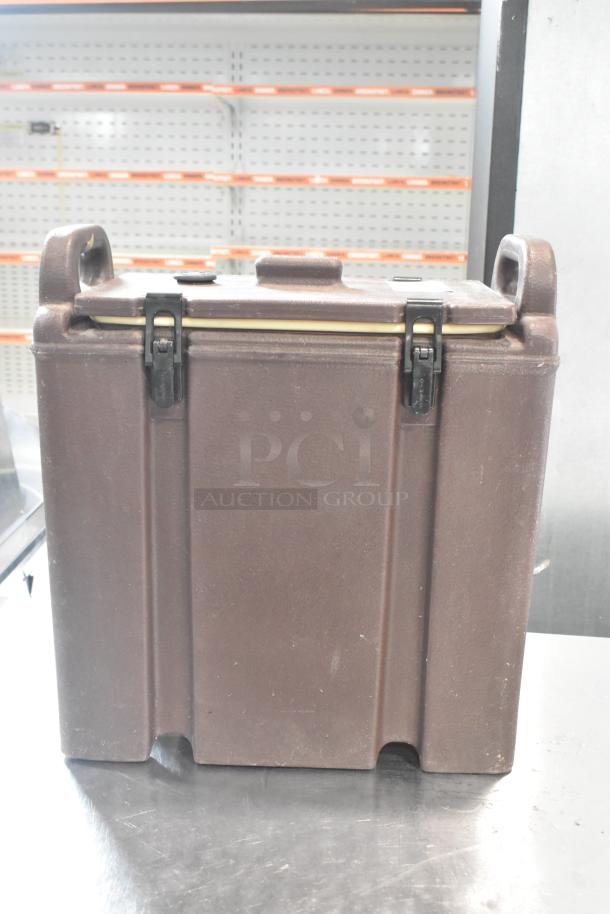 BRAND NEW Cambro brown poly beverage holder, scratch and dent, with secure latches. Durable design for catering use.