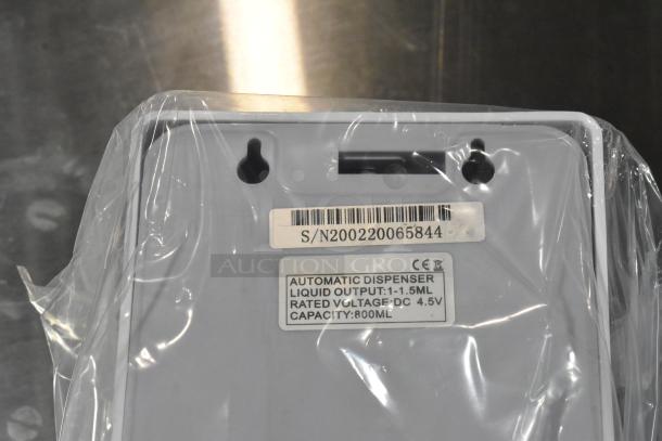 BRAND NEW Cambro white poly wall mount hand sanitizer dispenser; capacity 800ml; automatic, 1-1.5ml output; scratch and dent.