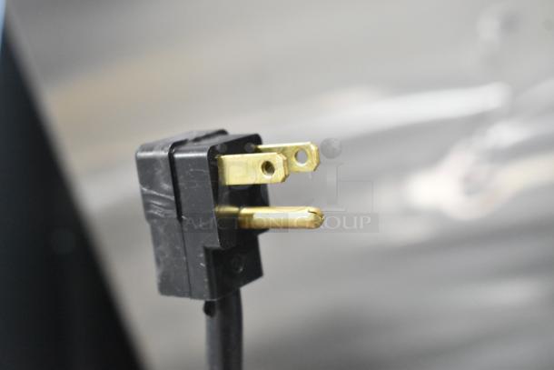 Detailed view of the plug for the Beverage Air DP93HC commercial pizza prep table. 115 volts, 1 phase.
