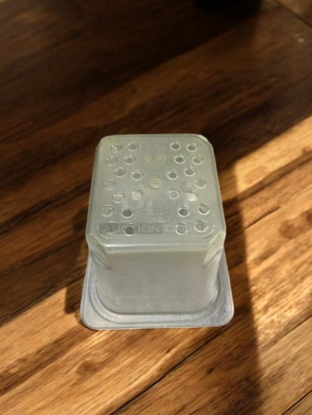Cambro 65CLRCW135 Camwear® 1/6 Size Clear Polycarbonate Colander Pan, 4" deep, great condition, visible perforations.