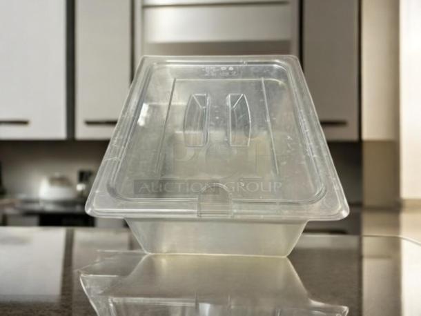 Welshine 1/2” clear food storage container with lid, great condition. Durable plastic, ideal for kitchen use.