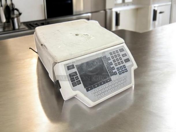 Hobart Quantum-p service scale in excellent condition, featuring a digital display, keypad, and sturdy design on a stainless table.