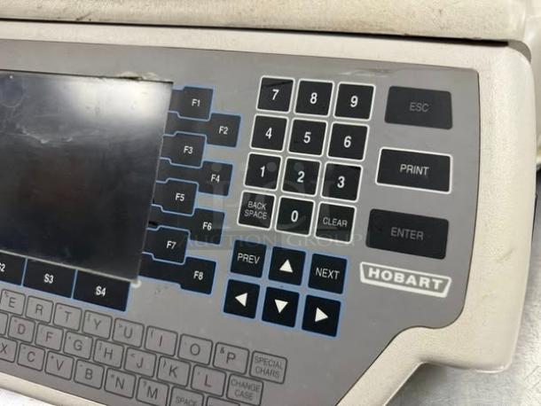 Hobart Quantum-p service scale system in excellent condition, showing keypad and screen.