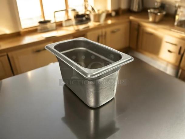 Carlisle 607194 DuraPan 1/9 size 4" deep stainless steel steam table pan in great condition. 24-gauge anti-jam design.