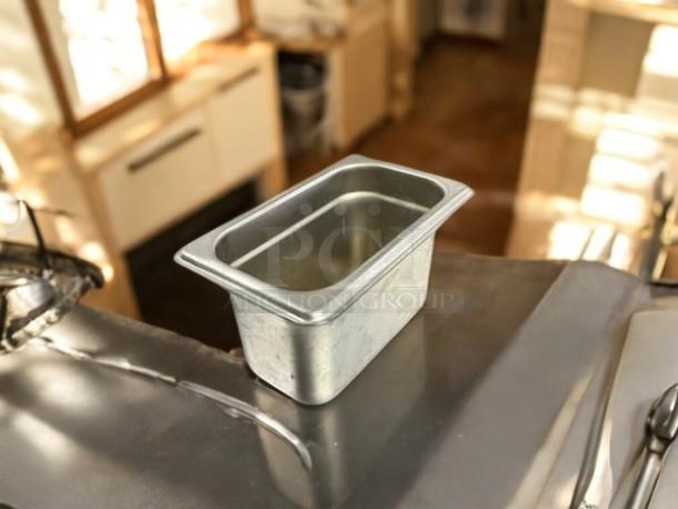 Carlisle 607194 DuraPan, 1/9 size, 4" deep, stainless steel steam table pan in great condition, 24 gauge, anti-jam design.