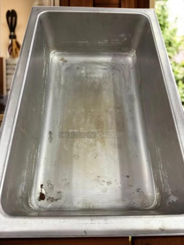 APW Wyott W-3VI food warmer, awesome condition, features full-size pan well, stainless steel, tested and working.
