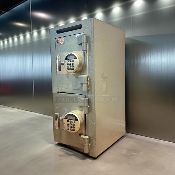 Blue Air BSD2EE depository safe, electric lock, two compartments, excellent condition, fully tested and working.