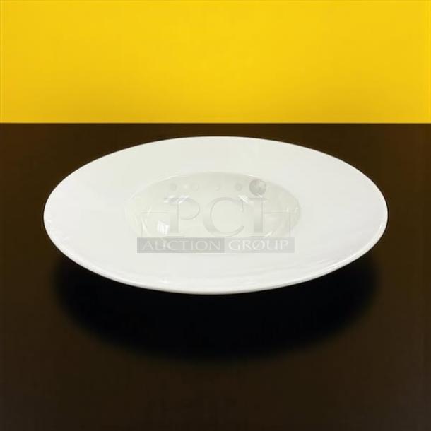 Eurodra Spain 10 1/2” white pasta plate in excellent condition, featuring a sleek, minimalist design.