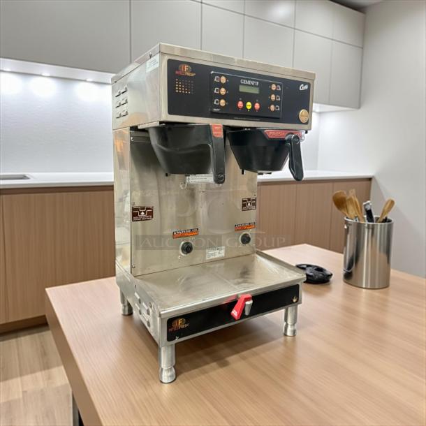 Curtis GEMTIF10A1000 twin coffee brewer, excellent condition, with two lower warmers and a hot water faucet. Fully tested and working.