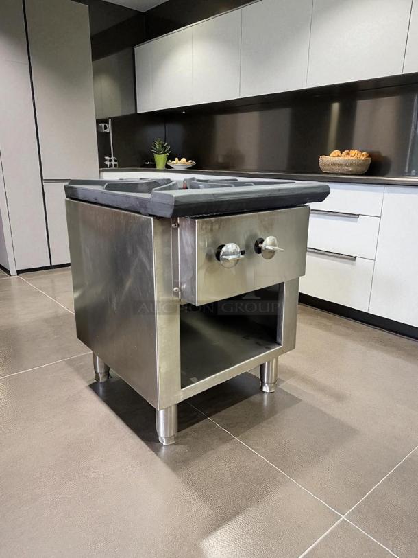 Commercial 3-ring gas stock pot burner in stainless steel, great condition, tested and working, with control knobs.