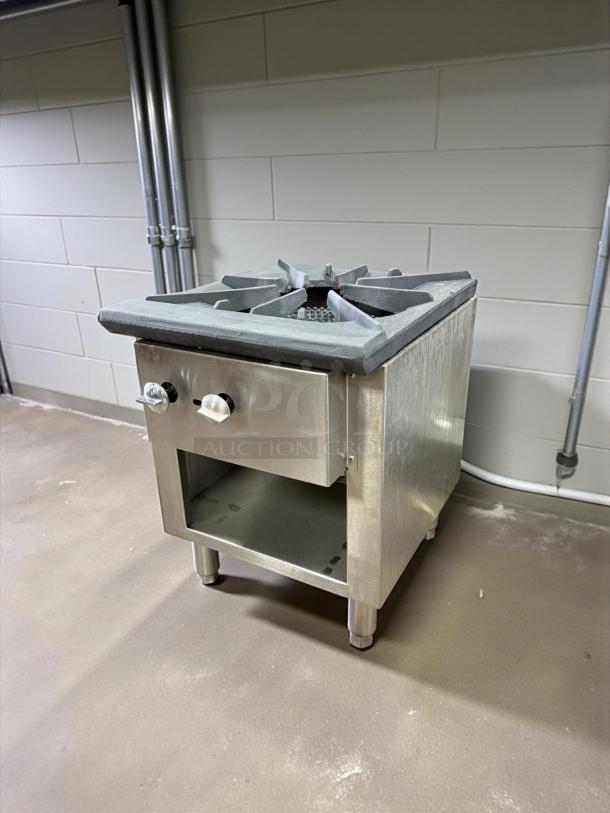 Commercial 3 ring gas burner in great condition. Features sturdy metal construction, tested and working. Ideal for stock pots.