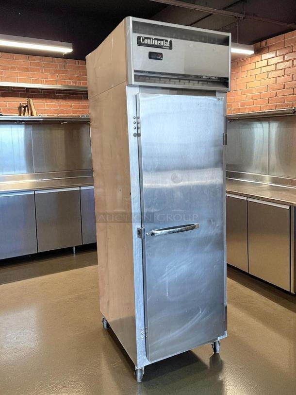 Continental 1FN 26" Reach In Freezer, right hinge solid door, 115v, stainless steel, tested working, excellent condition.