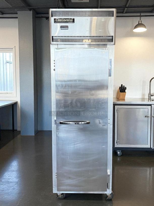 Continental 1FN 26" reach-in freezer, right hinge solid door, stainless steel, great condition, tested and working.
