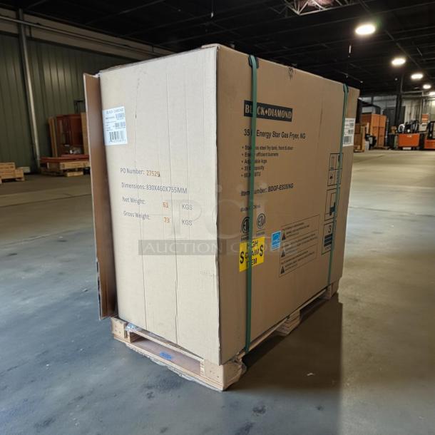 New Black Diamond BDGF-ES35/NG gas fryer in box, model with 35 lb vat, natural gas, dimensions 830x460x755mm, ETL certified.