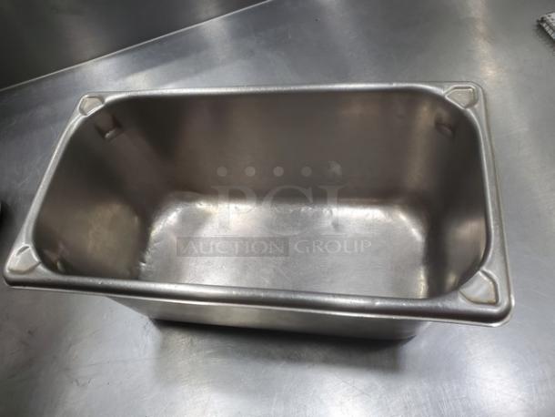Lot of 4 Vollrath 6.1 Qt stainless steel food pans with lids, in good condition, featuring sturdy construction for kitchen use.