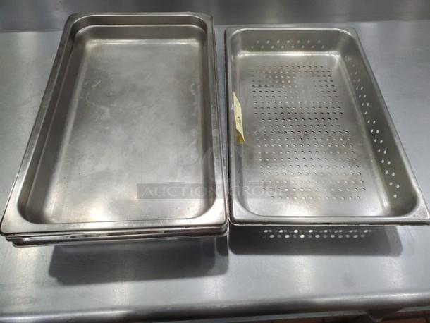 Lot of 5 stainless steel food pans, including one perforated pan. All in good condition. Ideal for commercial kitchens.