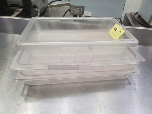 Lot of 3 plastic food pans, two with transparent lids. Good condition, ideal for storage or catering use.